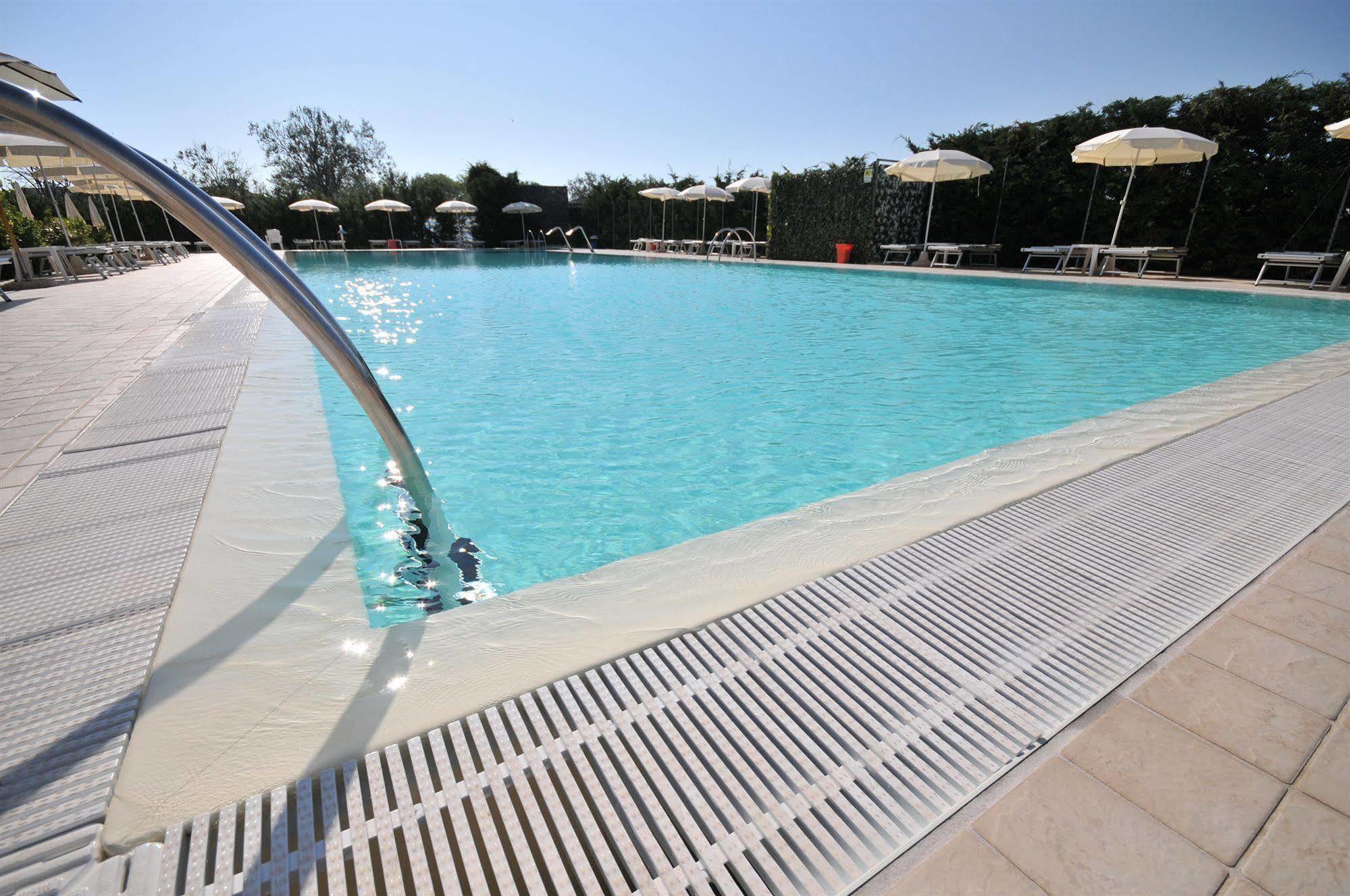 Residence Cleo Llido Degli Estensi Luaran gambar
