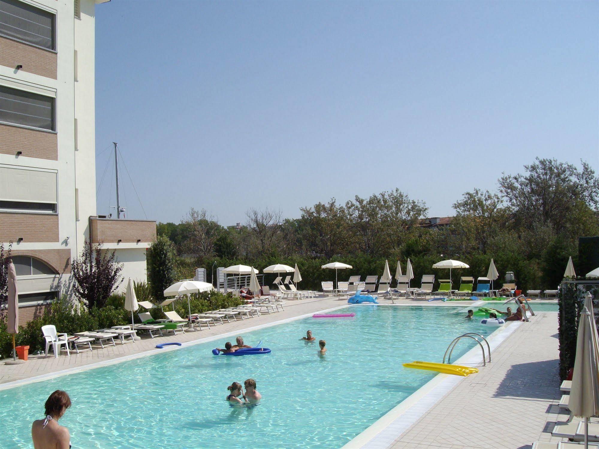 Residence Cleo Llido Degli Estensi Luaran gambar